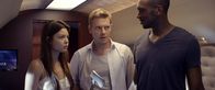 Skybound – Lisa (Scarlett Byrne, l.), Matt (Rick Cosnett, m.) und Odin (Tyler Fayose, r.) suchen verzweifelt nach einem Weg, der Katastrophe zu entkommen.