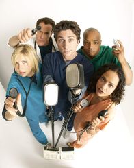 Scrubs - Die Anfänger – v.l.: Elliot Reid (Sarah Chalke), Dr. Perry Cox (John C. McGinley), J. D. (Zach Braff), Turk (Donald Faison), Carla Espinosa (Judy Reyes)