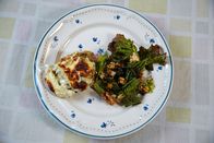 Zu Tisch ... – Zu Tisch Dauphiné – Frankreich Teigtaschen im Auflauf mit Salat und Nüssen Copyright: SRF/Frederik Klose-Gerlich