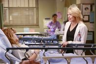 Code Black – Wird Dr. Nolan (Kathleen Rose Perkins, r.) Danas (Eden Brolin, l.) Wunsch respektieren und die Selbstmordgefährdete gehen lassen?