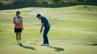 Hawaii Five-0 – Steve (Alex O'Loughlin, r.) bekommt ganz besonderen Golf-Nachhilfeunterricht von Michelle Wie (Michelle Wie, l.) ...