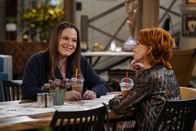Man with a Plan – Andi Burns (Liza Snyder, l.); Beverly Burns (Swoosie Kurtz, r.)