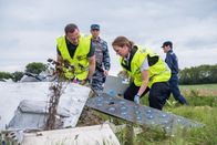 Mayday - Alarm im Cockpit – Brantford, Ontario - Die Ermittlungsassistentin (gespielt von Emily Andrews) und der Ermittler Ron Smits (gespielt von Jeff Miller) suchen an der Absturzstelle des Malaysian Airlines-Fluges 17 nach Beweisen im Wrack, während DPR-Soldaten (gespielt von Nicolas Rhind und Hintergrunddarstellern) die Absturzstelle bewachen. (DSG Photo/Darren Goldstein)