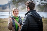Sturm der Liebe – Greta (Laura Osswald, l.) bietet Luis (Michael Baral, r.) verliebt wieder ihre Hilfe an.; ARD STURM DER LIEBE FOLGE 4295 Uhr im ERSTEN. Greta (Laura Osswald, l.) bietet Luis (Michael Baral, r.) verliebt wieder ihre Hilfe an.