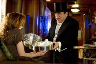 Even Money – Na, wenn das keine Überraschung ist: Mit seiner Zauberei verblüfft der Möchtegern-Magier Walter (Danny DeVito, r.) die unglückliche Autorin Carol Carver (Kim Basinger, l.), die sich ihre Zeit lieber im Casino vertreibt, anstatt an ihrem neuen Roman zu arbeiten ...