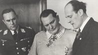Der Zweite Weltkrieg – Oberbefehlshaber der deutschen Luftwaffe, Hermann Göring (M.), mit seinem Adjutanten Karl Bodenschatz (l.) und dem Ingenieur Willy Messerschmitt (r.).