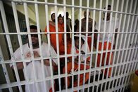 Überleben hinter Gittern – Im Gefängnis von Miami-Dade County drohen stets Gewalt und sexuelle Übergriffe.