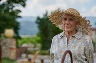 Süßer Rausch – Constanzes Mutter (Marie Anne Fliegel) hat mit ihrer Tochter vor zwanzig Jahren gebrochen. Seitdem haben sich die beiden nicht gesehen.