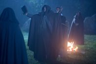 Father Brown – Aus der Ferne beobachtet Father Brown, dass Alf Gastrell (Richard Hawley, M.) das Opferritual leitet. (Andere Darsteller im Bild unbekannt).