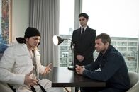 Der letzte Bulle – Schon bald gerät der Boxer Ardif (Bülent Sharif, l.) ins Visier von Mick (Henning Baum, r.) und Andreas (Maximilian Grill, M.). Doch dann outet sich dieser als leidenschaftlicher Balletttänzer, der zur Tatzeit Ballettunterricht hatte ...