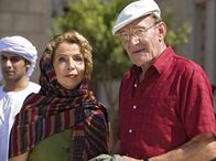 Das Traumhotel – (06.02.07) um 10: 30 Uhr im Ersten. Der feinsinnige Holger (Michael Mendl) und die kunstinteressierte Anna (Michaela May) begeben sich auf eine kulturelle Entdeckungsreise durch Dubai.