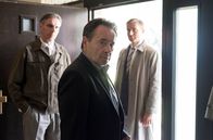 Weissensee – ARD WEISSENSEE, IV. Staffel (6 neue Folgen), Folge 20 "Geister" Uhr im Ersten. Mordverdacht: Hans Kupfer (Uwe Kockisch, M.) wird zu Hause verhaftet.