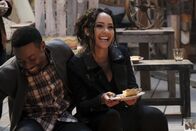 MacGyver – Kommen sich Bozer (Justin Hires, l.) und Riley (Tristin Mays, r.) endlich näher?