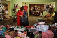 The Middle – Eigentlich wollten Frankie (Patricia Heaton, vorne) und Mike (Neil Flynn, hinten) dieses Weihnachten ohne Geschenke feiern, doch da haben sie nicht mit den schenkwütenden Großeltern gerechnet ...