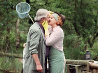 Noch einmal zwanzig sein ... – Henrike (Bettina Kupfer) versucht frischen Wind in ihr Eheleben mit Fred (Peter Sattmann) zu bringen.