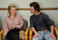 Young Sheldon – Mandy (Emily Osment, l.); Georgie Cooper (Montana Jordan, r.)