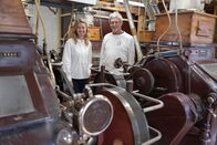 Hoagascht – Moderatorin Christina Ömmer in der Mühle,aufgenommen während ServusTV´s Hoagascht „Älter als die Oma – der Sauerteig vom Hochfellnhaus“ in der Kunstmühle Haslach, Traunstein, Bayern, Deutschland, am 03.06.2025