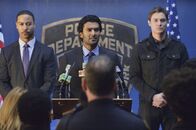 Beauty and the Beast – v.l.n.r.) Joe (Brian White); Gabe Lowen (Sendhil Ramamurthy); Evan (Max Brown)