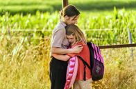 Familie is nich – Als Tilda (Luise Landau, re.) wieder zu ihrer Mutter zurück soll, will Anne (Meret Becker, li.) sie nicht mehr gehen lassen.
