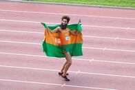 Der Diktator – "Admiral-General" Aladeen (Sacha Baron Cohen) nutzt jedes Mittel, um zu gewinnen. Bei einem Stadionlauf erschießt er seine Konkurrenten, um als Bester dazustehen.