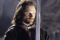 Der Herr der Ringe - Die Rückkehr des Königs – Über das einst mächtige Reich wacht ein mutloser Verwalter. Aragorn (Viggo Mortensen) ist der einzige, der sein Volk noch vor Sauron retten kann ...