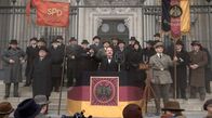 Babylon Berlin – Wir werden verhindern, dass uns die Barbaren regieren!" Otto Wels (Uwe Preuss) hält eine rieisige SPD-Demo am Berliner Dom ab.