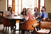 The Last Man on Earth – (v.l.n.r.) Gail (Mary Steenburgen); Erica (Cleopatra Coleman); Melissa (January Jones); Carol (Kristen Schaal); Tandy (Will Forte)