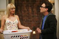 The Big Bang Theory – Als Leonard (Johnny Galecki, r.) sein Erlebnis mit Leslie Penny (Kaley Cuoco, l.) erzählt, verfällt er so sehr ins Analysieren, dass er nicht mitbekommt, dass Penny sich über sein Desaster freut ...