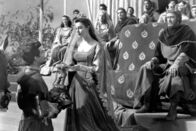 Die Ritter der Tafelrunde – Sir Lancelots (Robert Taylor, li.) leidenschaftlicher Kniefall vor der Königin (Ava Gardner, re.) erregt die Aufmerksamkeit des Hofes.