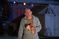 American Horror Story – Damit hätte Salty (Christopher Neiman) nie gerechnet: Mitten in der Nacht taucht die Polizei im Camp auf und verhaftet, ohne Fragen zu stellen, einen der Freaks ...
