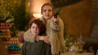 Killing Eve – Um ihren Auftrag zu erfüllen, schreckt Villanelle (Jodie Comer, r.) vor nichts zurück. Auch nicht davor, die kleine Irina (Yuli Lagodinsky, l.) als Geisel zu nehmen.