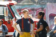 The Rookie – Talia Bishop (Afton Williamson) bespricht den Einsatz mit einem Feuerwehrmann.