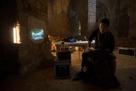 Spuren verlorener Städte mit Albert Lin – Akkon, Israel - Dr. Albert Lin in seinem provisorischen Feldlabor. (Blakeway Productions/National Geographic)