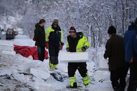 Ice Road Rescue - Extremrettung in Norwegen – Thord bekommt Hilfe beim Transport der Lachskisten. (National Geographic)