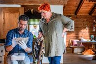 SOKO Kitzbühel – Dr. Stefanie Löcker (Veronika Polly) ist sich sicher, dass es sich bei dem Tod ihrer Freundin Ulla um Mord handelt. Doch dafür braucht es Beweise. Lukas Roither (Jakob Seeböck) schaut im Handy des Opfers nach. Denn erst kürzlich stiegen Ulla nämlich einige Männer via Dating-Apps zu.