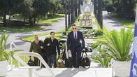 Scorpion – Noch ahnen Cabe (Robert Patrick, r.), Kenneth (Jeff Fahey, l.) und Walter (Elyes Gabel, M.) nicht, dass einer von ihnen ein Jobangebot von einem afrikanischen Diktator bekommen wird ...
