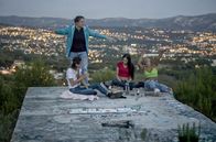 Eine gute Mutter – Die französische Rapperin Saaphyra (stehend) spielt Ludivine, deren Tante in Marseille eine Escort-Vermittlung betreibt.