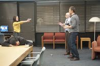 Community – Bei Jeffs (Joel McHale, r.) großer Inszenierung für Dekan Pelton (Jim Rash, 2.v.r.) beginnen Wahn und Wirklichkeit immer mehr zu verschwimmen. Welche Rolle spielt Annie (Alison Brie, l.)? Und wer ist der ominöse Professor Professorson?; Bei Jeffs (Joel McHale, r.) großer Inszenierung für Dekan Pelton (Jim Rash, 2.v.r.) beginnen Wahn und Wirklichkeit immer mehr zu verschwimmen. Welche Rolle spielt Annie (Alison Brie, l.)? Und wer ist der ominöse Professor Professorson?