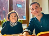 PUR+ – Moderator Eric, wie es ihr als jüdisches Kind im Zweiten Weltkrieg erging. Ihre Familie wurde von den Nazis ermordet. Sie selbst überlebte wie durch ein Wunder das Ghetto Theresienstadt, das Konzentrationslager Auschwitz und den Todesmarsch.