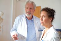 Frühling – Professor Gabriel (Peter Sattmann) verspricht, Dr. Schneiderhahn (Caroline Ebner) bei der Erfüllung des letzten Wunsches ihrer Mutter zu helfen.