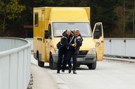 Harter Brocken: Der Geheimcode – Heiner (Moritz Führmann) und Koops (Aljoscha Stadelmann, re.) geraten in die Schusslinie.