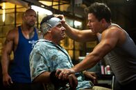 Pain & Gain – Der vermeintlich einfache Plan reich zu werden, wird um einiges schwerer, als der entführte Victor Kershaw (Tony Shalhoub, M.) Danny (Mark Wahlberg, r.) wiedererkennt. Während Paul (Dwayne Johnson, l.) beginnt, den Plan zu hinterfragen, bleibt Danny entschlossen. Aufgeben ist für ihn keine Option.