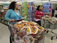 Couponing Extrem – Erin (L) shopping with her friend Lorie.