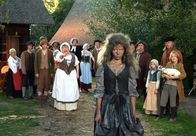 Frau Holle – Keinen leichten Stand im Himmel bei Frau Holle hatte die faule und eingebildete Louise (Camille Dombrowsky, vorn). Statt wie erhofft mit Reichtümern überhäuft zu werden, wartet auf sie jetzt ein ganz und gar grauer Alltag.