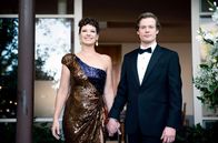 Die Newsreader – Helen (Anna Torv) und Dale (Sam Reid) treten bei Geoffs Geburtstagsparty zum ersten Mal als Paar auf.