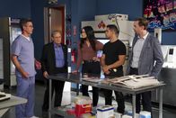 Navy CIS – (v.l.n.r.) Dr. Jimmy Palmer (Brian Dietzen); Donald Mallard (David McCallum); Jessica Knight (Katrina Law); Nick Torres (Wilmer Valderrama); Timothy McGee (Sean Murray)