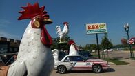 Shipping Wars - Die Transporter – Heute darf Jarrett ein "Chicken-Car" transportieren. Der überdimensionale Hahn, der an dem Auto befestigt ist, wird dabei aber nicht sein einziges Problem sein.