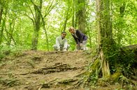SOKO Stuttgart – Jan Arnaud (Mike Zaka Sommerfeldt) berichtet Martina Seiffert (Astrid M. Fünderich) von seinen Funden am Tatort: Das Opfer wurde den Abhang hinuntergestoßen.