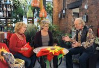 Rote Rosen – ARD ROTE ROSEN FOLGE 1609 Uhr im ERSTEN. Erika (Madeleine Lierck-Wien, l.) und Inge (Peggy Lukac, M.) suchen mit Hannes (Claus Dieter Clausnitzer, r.) nach einer Lösung für die mißlungenen Schürzen.