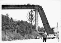 Die schwersten Unglücke der DDR – 1973 stürzte ausgerechnet zum Jahrestag des Mauerbaus am 13. August ein Teilstück einer hochmodernen Brücke in Zeulenroda ab. Vier Bauleute kamen ums Leben. Obwohl der Chefkonstrukteur am Einsturz unschuldig war, strengte die Stasi wegen seiner "politisch-negativen Grundeinstellung" einen Schauprozess gegen ihn an.